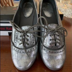 EUC Not Rated Silver Lace-Up Leather Flats